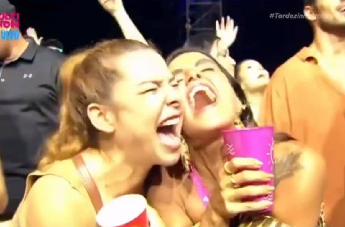Carol Peixinho e Fernanda Souza no show de Thiaguinho - Foto Reprodução Instagram Carol Peixinho e Fernanda Souza no show de Thiaguinho - Foto Reprodução Instagram