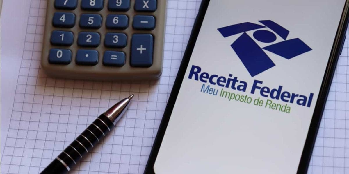 Celular com aplicativo da Receita Federal, onde se pode fazer a declaração do Imposto de Renda - Foto Reprodução Internet Celular com aplicativo da Receita Federal, onde se pode fazer a declaração do Imposto de Renda - Foto Reprodução Internet