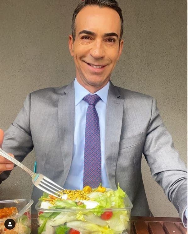 César Tralli nos estúdios do jornal da Globo comendo marmita cheia de salada - Foto Reprodução Internet César Tralli nos estúdios do jornal da Globo comendo marmita cheia de salada - Foto Reprodução Internet