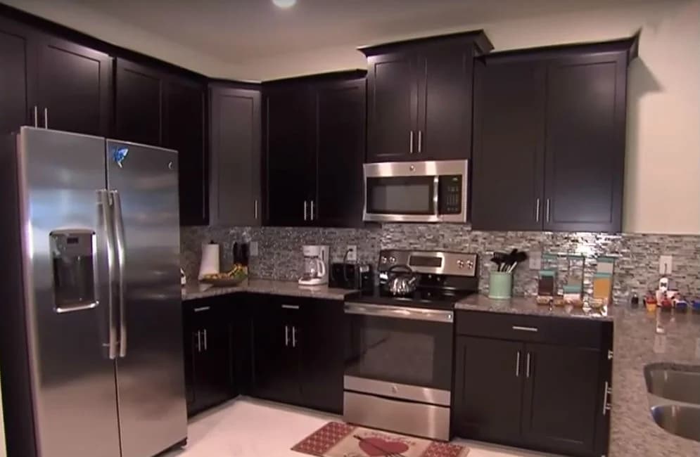 Cozinha da mansão de Larissa Manoela, em Orlando - Foto Reprodução SBT Cozinha da mansão de Larissa Manoela, em Orlando - Foto Reprodução SBT