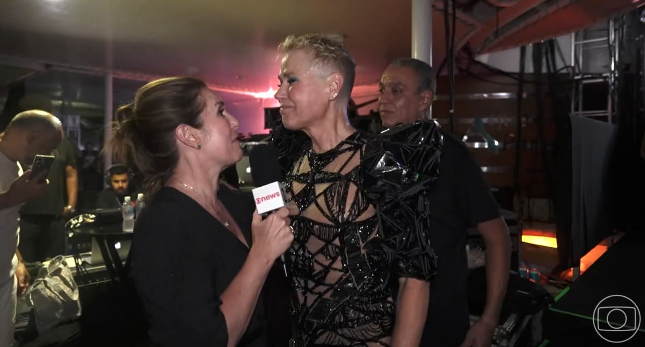 Em ocasião pra lá de especial, a rainha Xuxa tem atitude de arrepiar com repórter do Fantástico ao descer do palco - Foto Reprodução TVGlobo Em ocasião pra lá de especial, a rainha Xuxa tem atitude de arrepiar com repórter do Fantástico ao descer do palco - Foto Reprodução TVGlobo