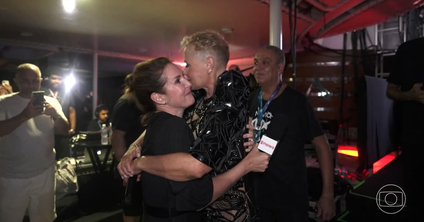 Em ocasião pra lá de especial, a rainha Xuxa tem atitude de arrepiar com repórter do Fantástico ao descer do palco - Foto Reprodução TVGlobo Em ocasião pra lá de especial, a rainha Xuxa tem atitude de arrepiar com repórter do Fantástico ao descer do palco - Foto Reprodução TVGlobo