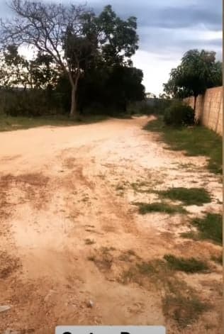 Estrada de terra ao lado da casa onde Gusttavo Lima morou na infância - Foto Reprodução YouTube Estrada de terra ao lado da casa onde Gusttavo Lima morou na infância - Foto Reprodução YouTube