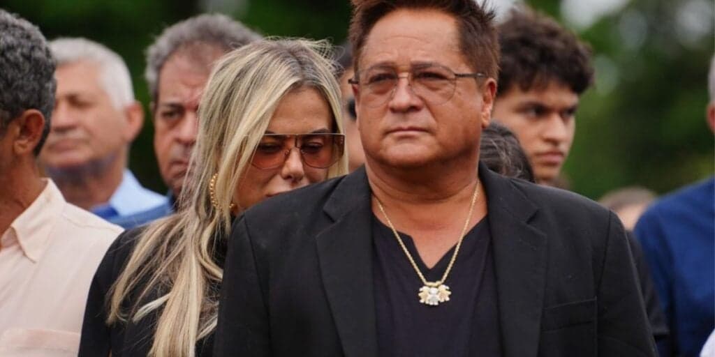 Leonardo sepulta mãe em GO ao lado da esposa, Poliana, e imagens são de cortar o coração do Brasil