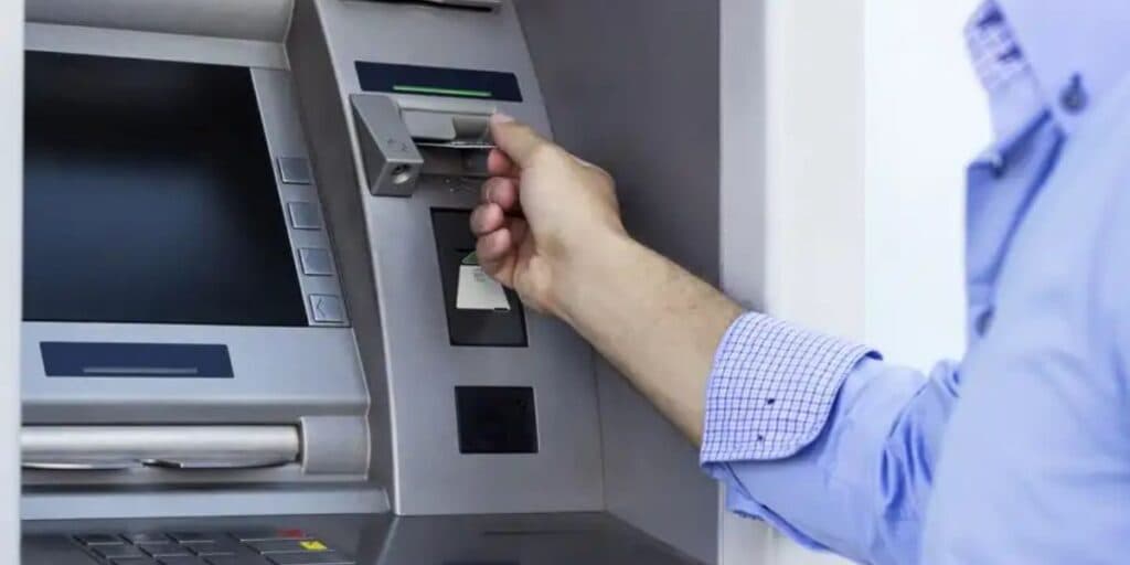Crise, medo e falência: Momento delicado bancário faz número de depósitos despencar