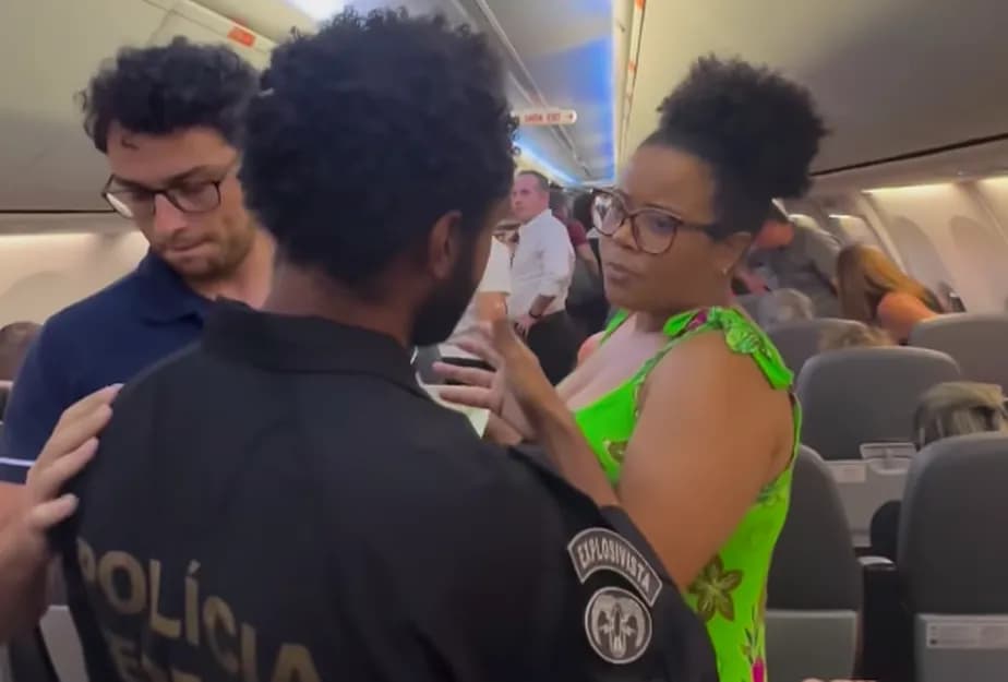 Mulher é expulsa de voo após se recusar a despachar mochila - Foto Reprodução Internet Mulher é expulsa de voo após se recusar a despachar mochila - Foto Reprodução Internet