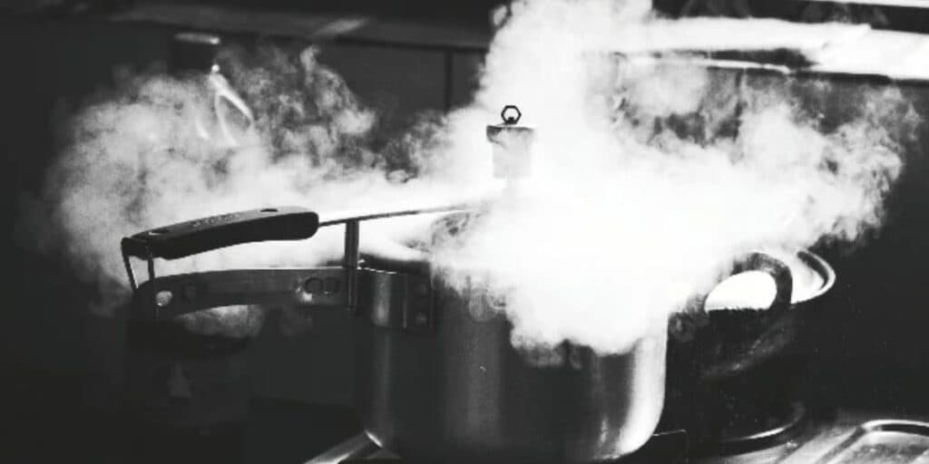 PERIGO: A panela de pressão da sua casa pode por sua vida em risco e você precisa ver como se precaver