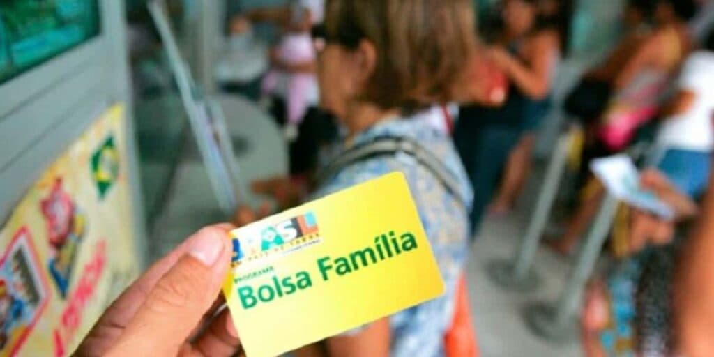PÉSSIMA notícia sobre o Bolsa Família é confirmada e cai como uma bomba para os brasileiros
