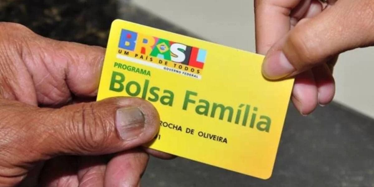 Pessoa recebendo cartão do Bolsa Família (Foto:Reprodução/Internet) Pessoa recebendo cartão do Bolsa Família (Foto:Reprodução/Internet)