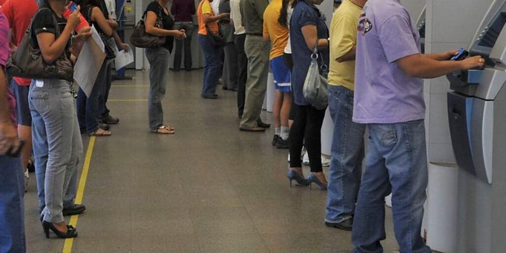 Atenção: Bancos pegam brasileiros de surpresa com mudança CHOCANTE em fim de serviço usado por todos