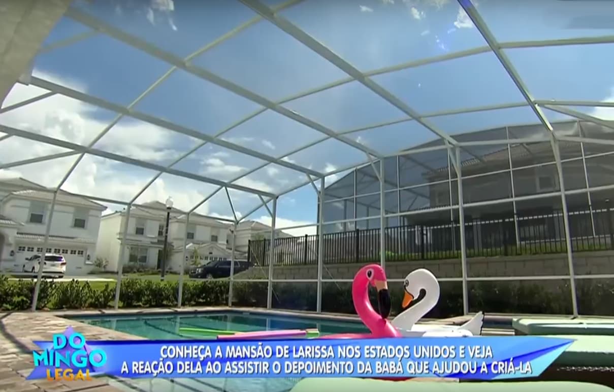 Piscina da mansão de Larissa Manoela, em Orlando - Foto Reprodução SBT Piscina da mansão de Larissa Manoela, em Orlando - Foto Reprodução SBT