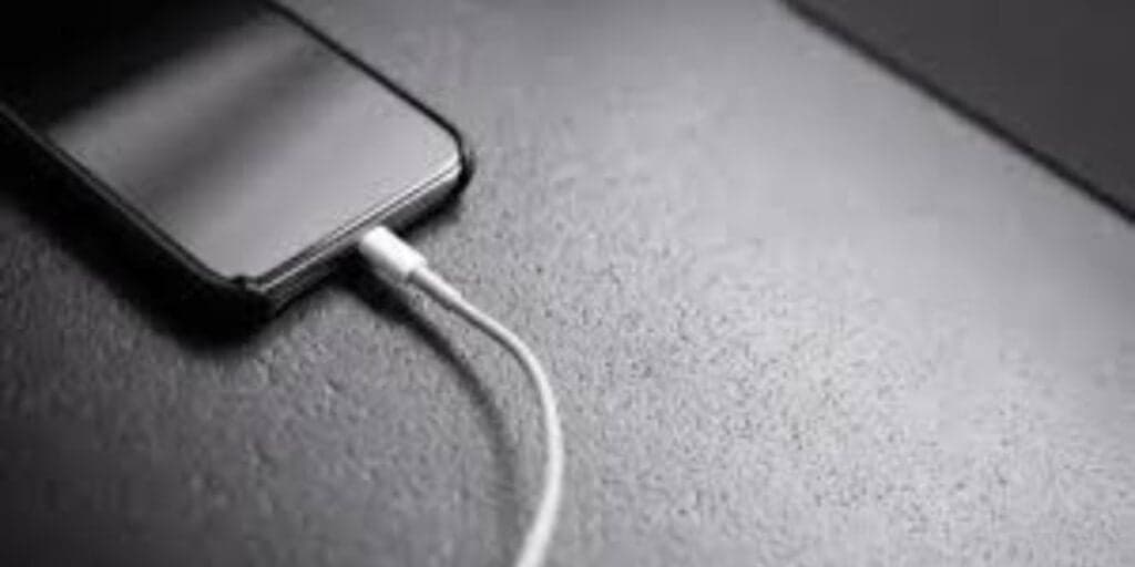 Risco de destruição: Você NUNCA MAIS deixará seu celular carregando a noite após saber dessa notícia