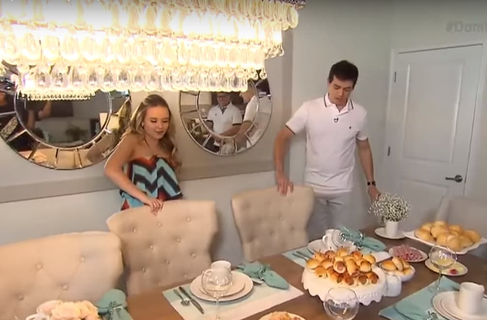 Sala de jantar da mansão de Larissa Manoela, em Orlando - Foto Reprodução SBT Sala de jantar da mansão de Larissa Manoela, em Orlando - Foto Reprodução SBT