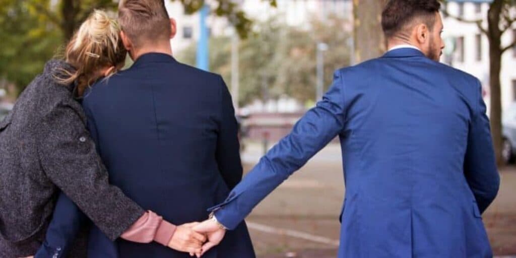 Traição dupla! Melhores amigos dividiam a mesma esposa e não faziam ideia: "Sua namorada é minha mulher"