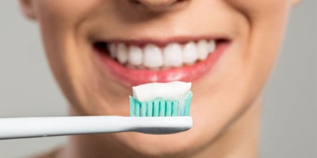 Você pode estar colocando seus dentes em RISCO ao escová-los e precisa saber o que fazer para se proteger