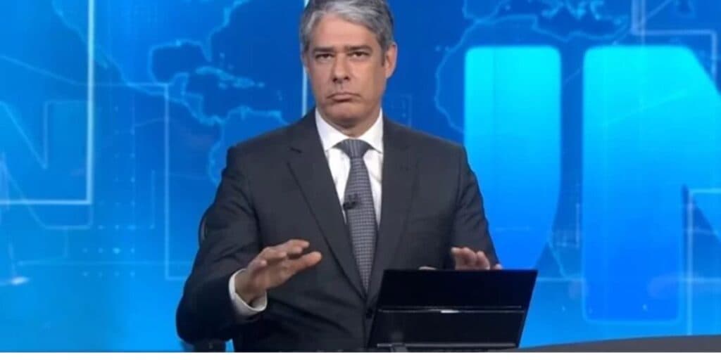 A atitude de William Bonner no Jornal Nacional ao tirar ponto eletrônico na bancada: "Infeliz ideia"