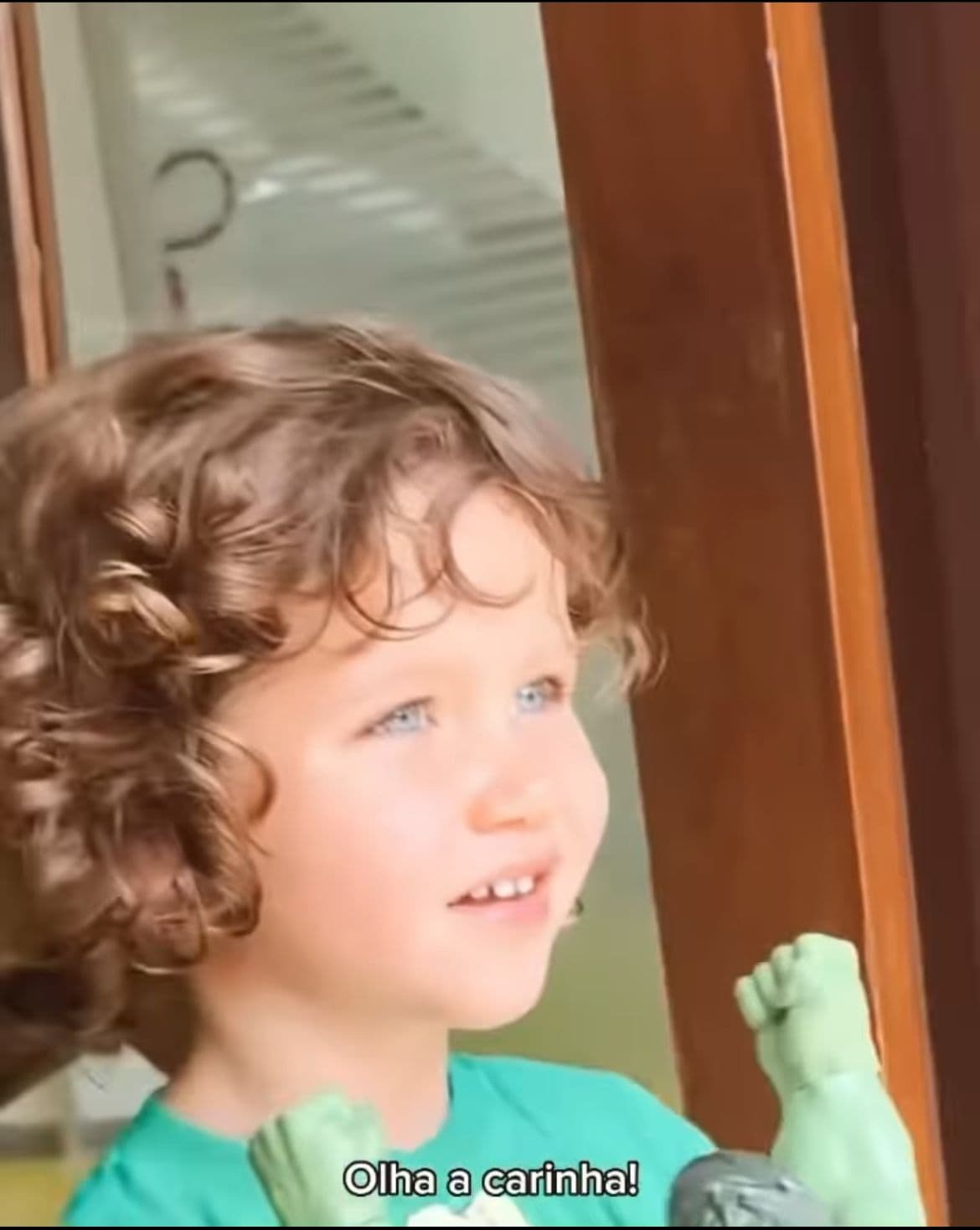 Zyan, filho de Bruno Gagliasso, encantado com o Huck - Foto Reprodução Instagram Zyan, filho de Bruno Gagliasso, encantado com o Huck - Foto Reprodução Instagram