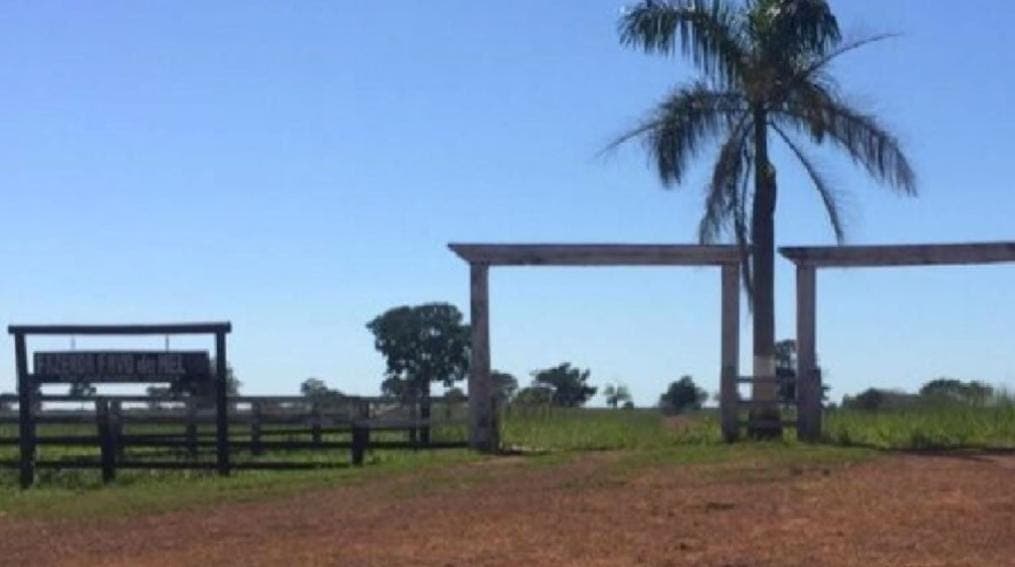 Entrada da fazenda já mostra quanto espaço ela tem (Reprodução: Youtube) Entrada da fazenda já mostra quanto espaço ela tem (Reprodução: Youtube)