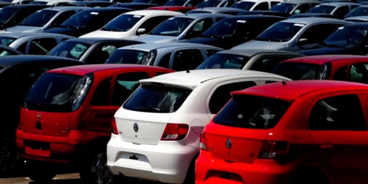 Carros populares estão com previsão de volta no mercado e brasileiros se animam (Foto Reprodução/Internet) Carros populares estão com previsão de volta no mercado e brasileiros se animam (Foto Reprodução/Internet)