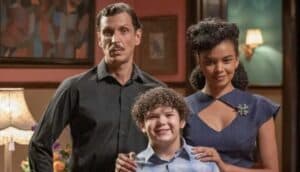 Ciro Albuquerque (Beto Militani), Tobias (Davi Queiroz) e a atriz na pele de Lívia em Amor Perfeito (Foto: Reprodução / Globo) Ciro Albuquerque (Beto Militani), Tobias (Davi Queiroz) e a atriz na pele de Lívia em Amor Perfeito (Foto: Reprodução / Globo)