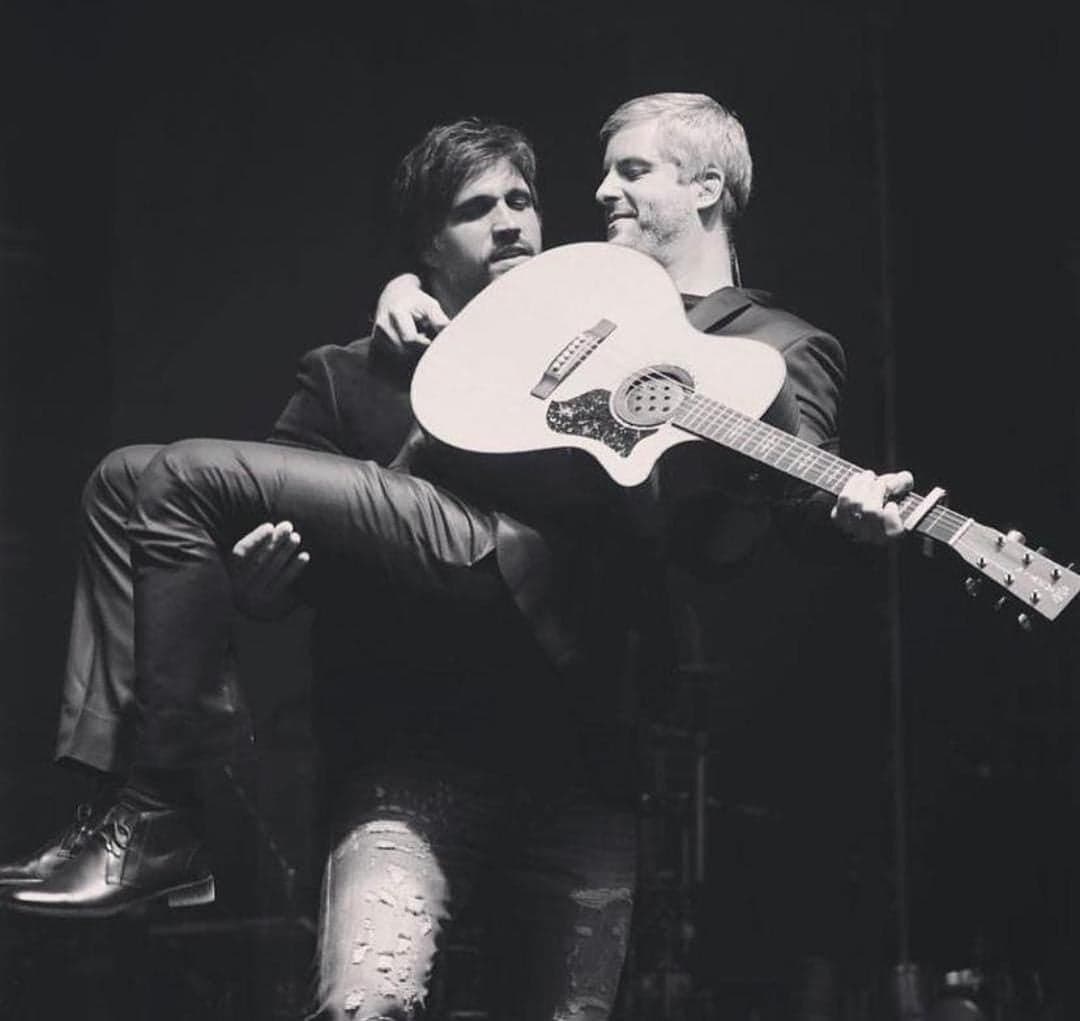 Leo surgiu com Victor no colo e fez uma linda homenagem (Reprodução: Instagram) Leo surgiu com Victor no colo e fez uma linda homenagem (Reprodução: Instagram)