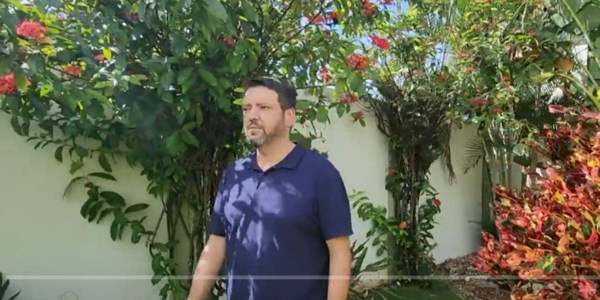 O rapaz se questiona o motivo de Chitãozinho não querer fazer o teste de DNA (Reprodução: Record) O rapaz se questiona o motivo de Chitãozinho não querer fazer o teste de DNA (Reprodução: Record)