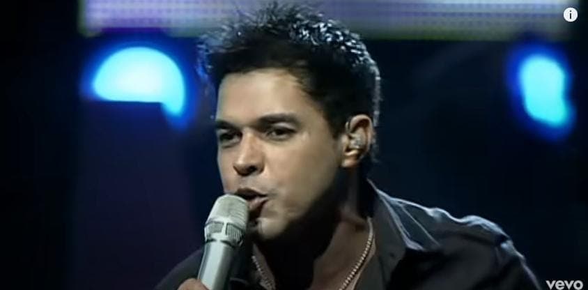 Zezé Di Camargo cantando o sucesso Tarde Demais (Reprodução: Youtube) Zezé Di Camargo cantando o sucesso Tarde Demais (Reprodução: Youtube)