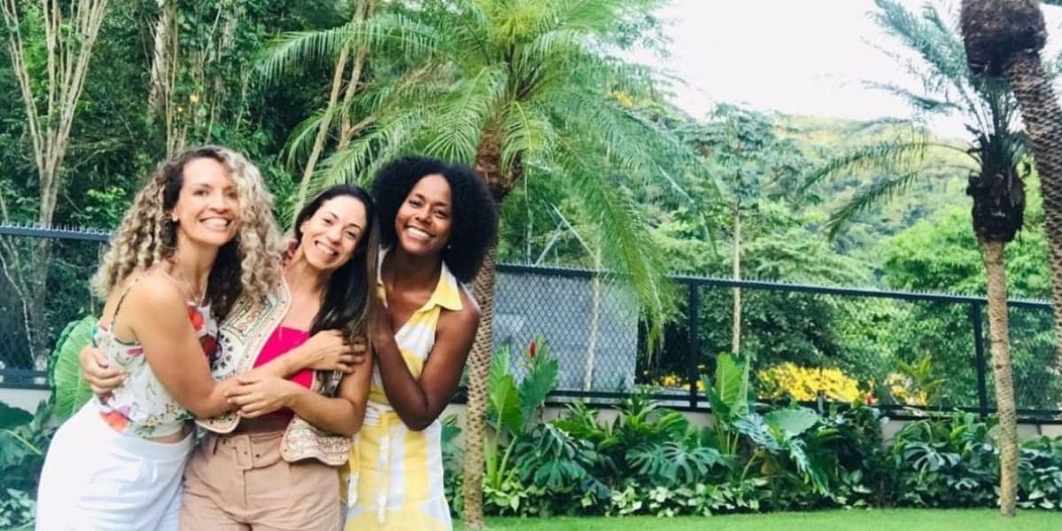 A famosa âncora da Globo, Maju Coutinho e amigas em seu jardim - Foto Reprodução Internet A famosa âncora da Globo, Maju Coutinho e amigas em seu jardim - Foto Reprodução Internet