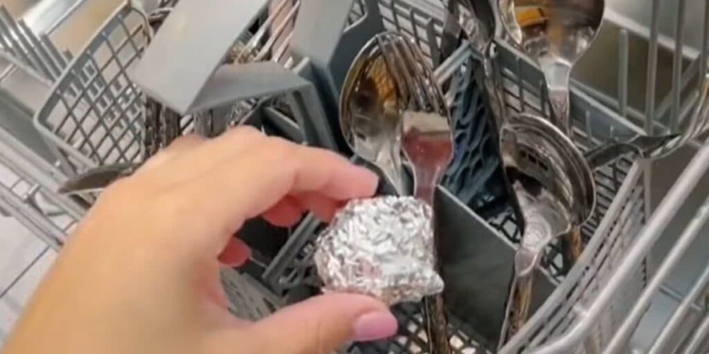 Bizarro: Donas de casa estão usando bolas de papel alumínio na hora de lavar a louça por este motivo