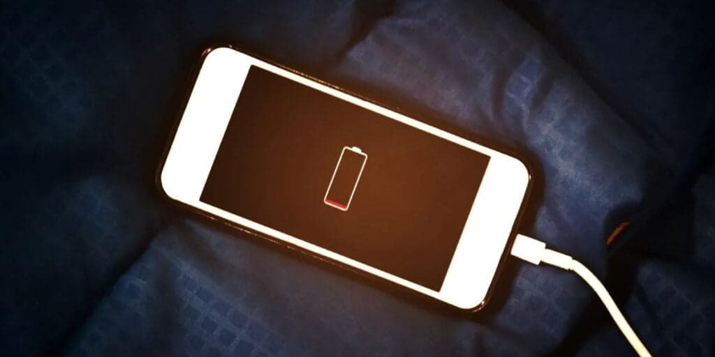 PERIGO: Erro comum ao carregar celular te coloca em risco e você precisa saber disso urgentemente