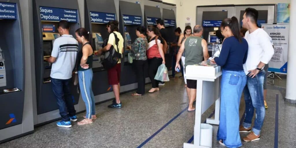 Final de uma era: Bancos anunciam fim de serviço que milhares usam e geram susto com decisão e prazo