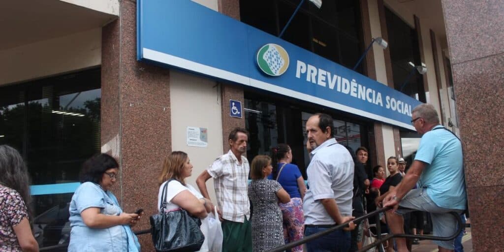 GRAVE: Beneficiários do INSS estão desesperados com bloqueio do 13ª salário e fazem acusação