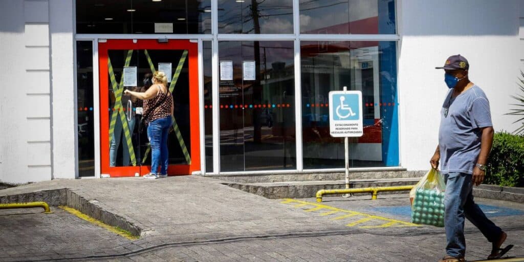 Preocupante: Falência de banco em país faz clientes com dinheiro depositado ficarem aflitos com situação