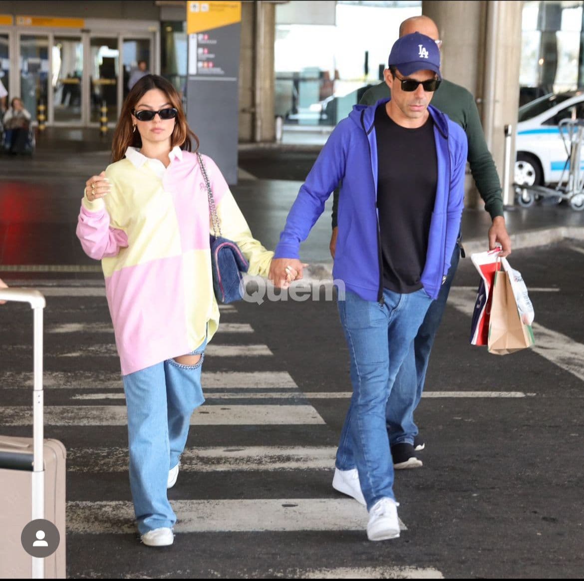 Ísis Valverde e Marcus Buaiz são flagrados em aeroporto - Foto Reprodução Revista Quem Ísis Valverde e Marcus Buaiz são flagrados em aeroporto - Foto Reprodução Revista Quem