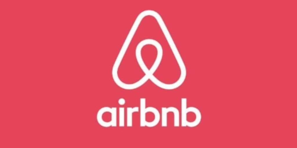 Escândalo: Mulher aluga casa do Airbnb e acha absurdo REVOLTANTE próximo ao chuveiro