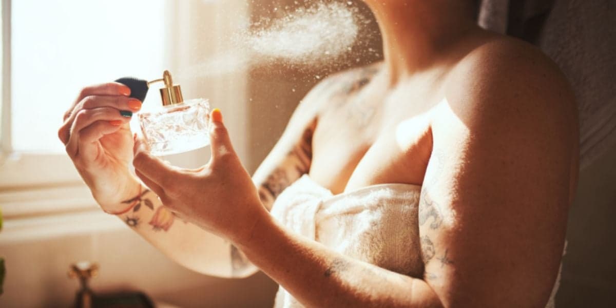 Mulher usando perfume após o banho - Foto Reprodução Internet Mulher usando perfume após o banho - Foto Reprodução Internet