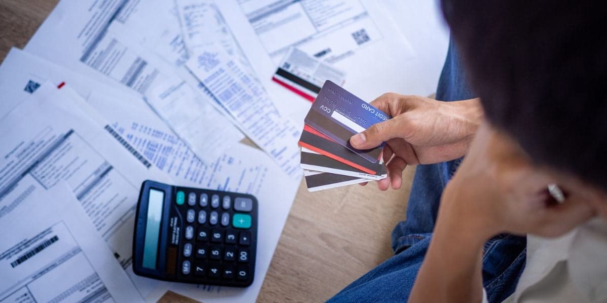 Quem tem dívidas com bancos poderá ter salário penhorado - Foto Reprodução Internet Quem tem dívidas com bancos poderá ter salário penhorado - Foto Reprodução Internet