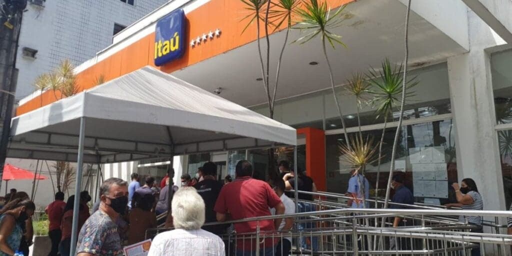 Limite reduzido e score abaixando: Situação do Itaú enfurece clientes HOJE (22) e você precisa saber