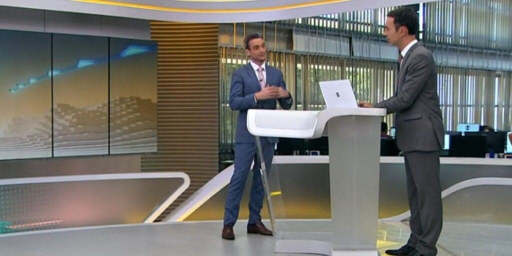 César Tralli paralisa Jornal Hoje, entrega saída de Tiago Scheuer ao vivo e o cumprimenta