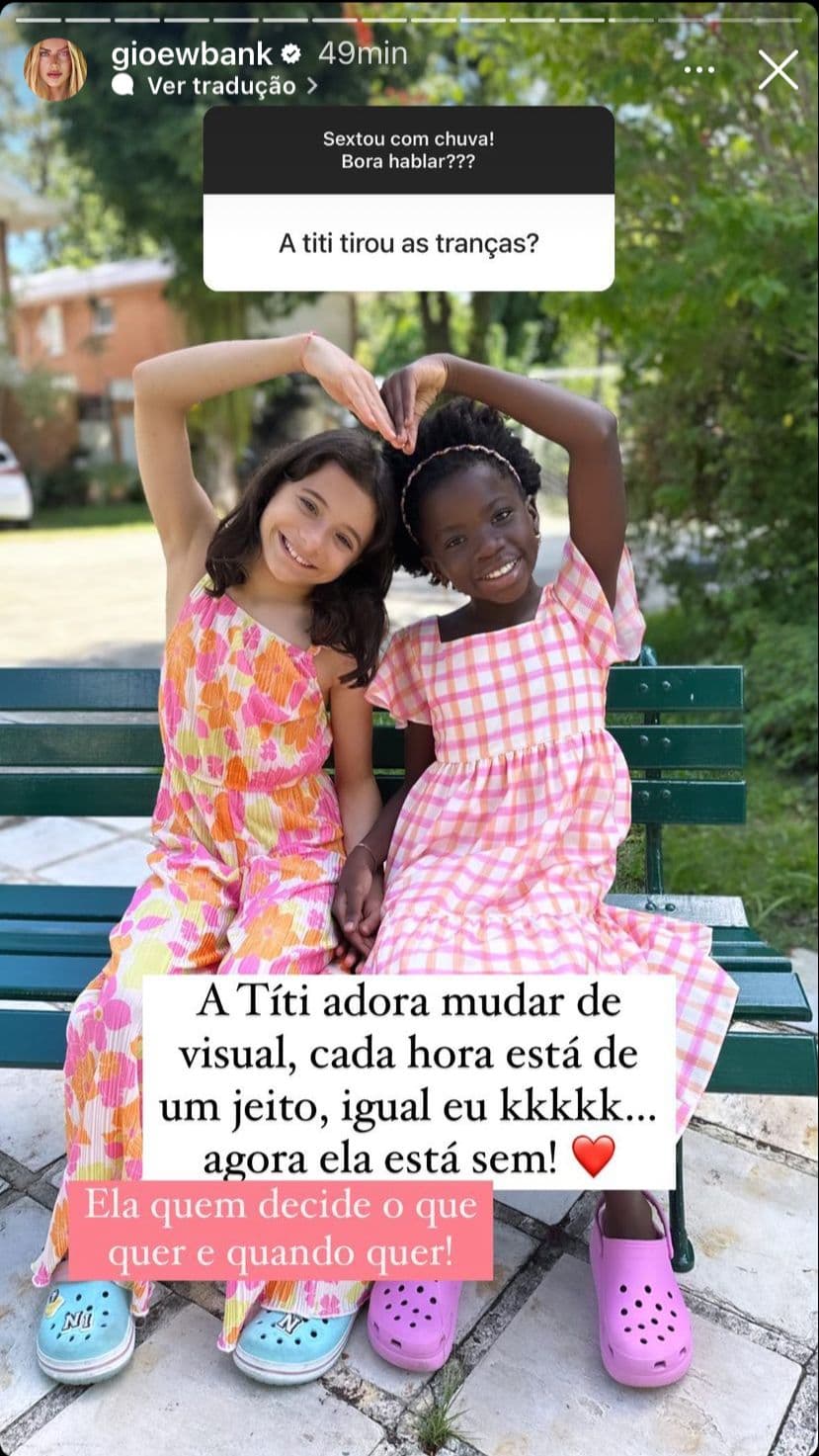 Títi Gagliasso, filha de Bruno Gagliasso e Gio Ewbank, com uma amiguinha fazendo pose de coração em foto nos storys da mãe - Foto Reprodução Instagram Títi Gagliasso, filha de Bruno Gagliasso e Gio Ewbank, com uma amiguinha fazendo pose de coração em foto nos storys da mãe - Foto Reprodução Instagram