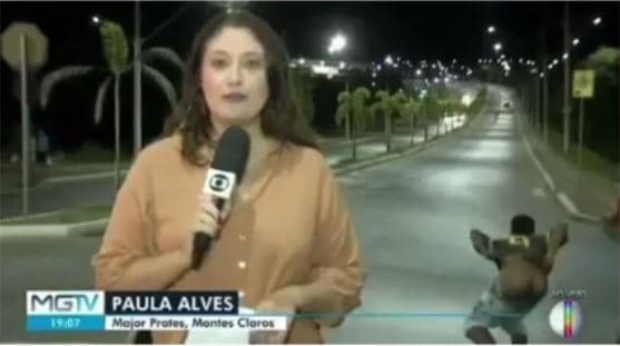 Um homem baixa as calças ao vivo em reportagem da TVGlobo - Foto Reprodução TVGlobo Um homem baixa as calças ao vivo em reportagem da TVGlobo - Foto Reprodução TVGlobo