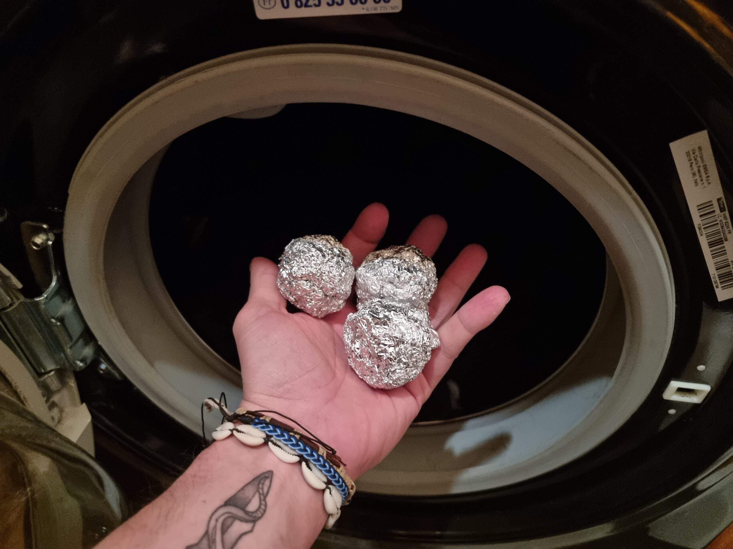 Bolas de papel alumínio colocadas na máquina de lavar roupa - Foto Reprodução Internet Bolas de papel alumínio colocadas na máquina de lavar roupa - Foto Reprodução Internet