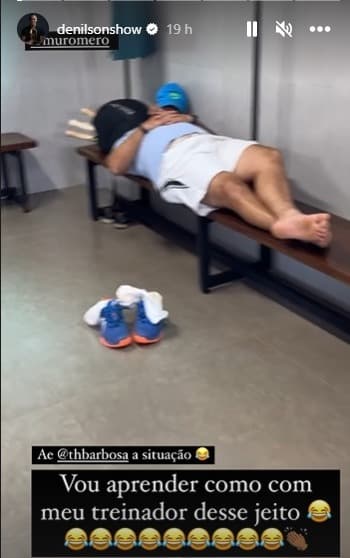 Denílson flagrou seu treinador dormindo no vestiário e mandou um recado pro Thiaguinho (Reprodução: Instagram) Denílson flagrou seu treinador dormindo no vestiário e mandou um recado pro Thiaguinho (Reprodução: Instagram)