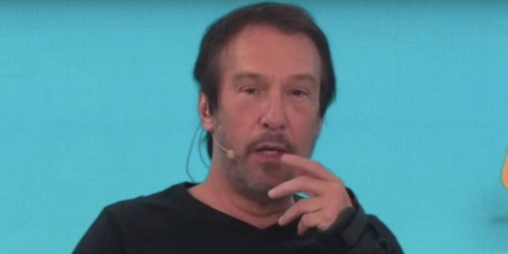 Apresentador do Pânico, Emílio Surita, aos 61 anos, é internado com câncer e jornalista confirma: “Grave”