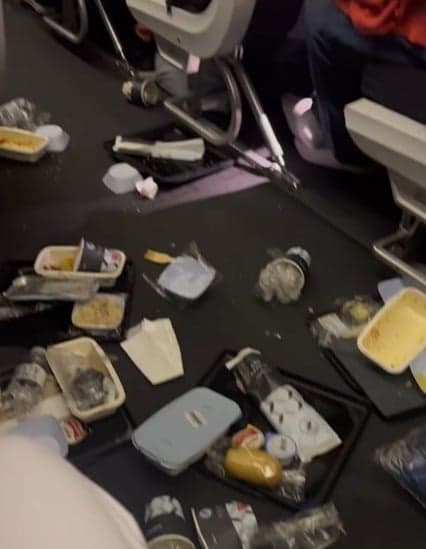 A ex-BBB mostrou como ficou o estado do avião após a forte turbulência (Reprodução: Instagram) A ex-BBB mostrou como ficou o estado do avião após a forte turbulência (Reprodução: Instagram)