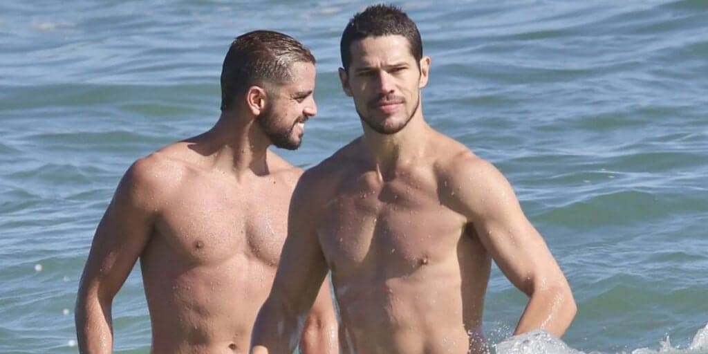 Flagra de José Loreto e Rodrigo Simas na praia levam público à loucura e fotos são expostas