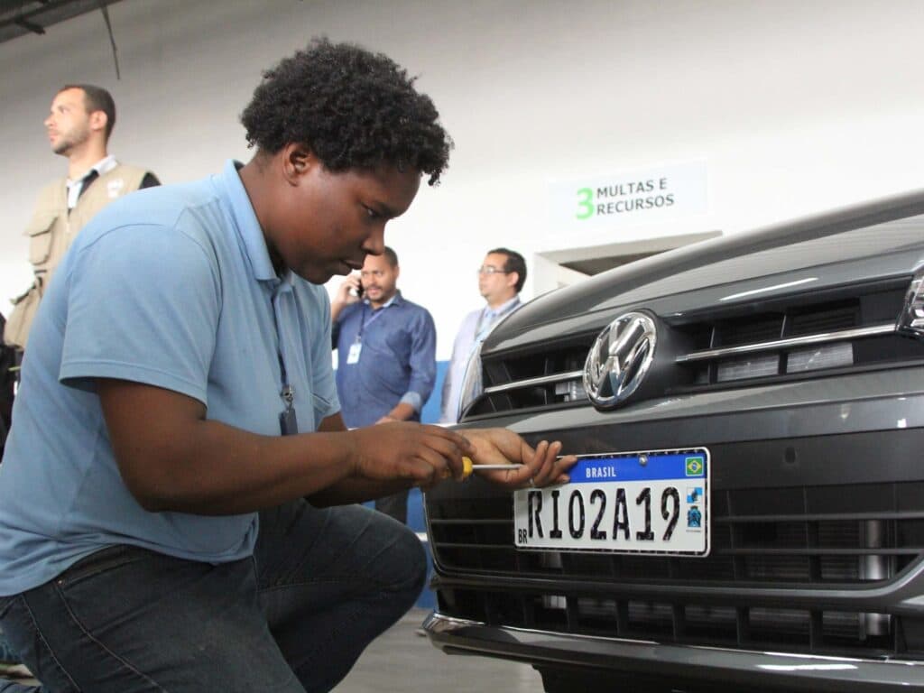 Carros precisam estar devidamente identificados com placas para circular nas ruas (Foto Reprodução/Internet) Carros precisam estar devidamente identificados com placas para circular nas ruas (Foto Reprodução/Internet)
