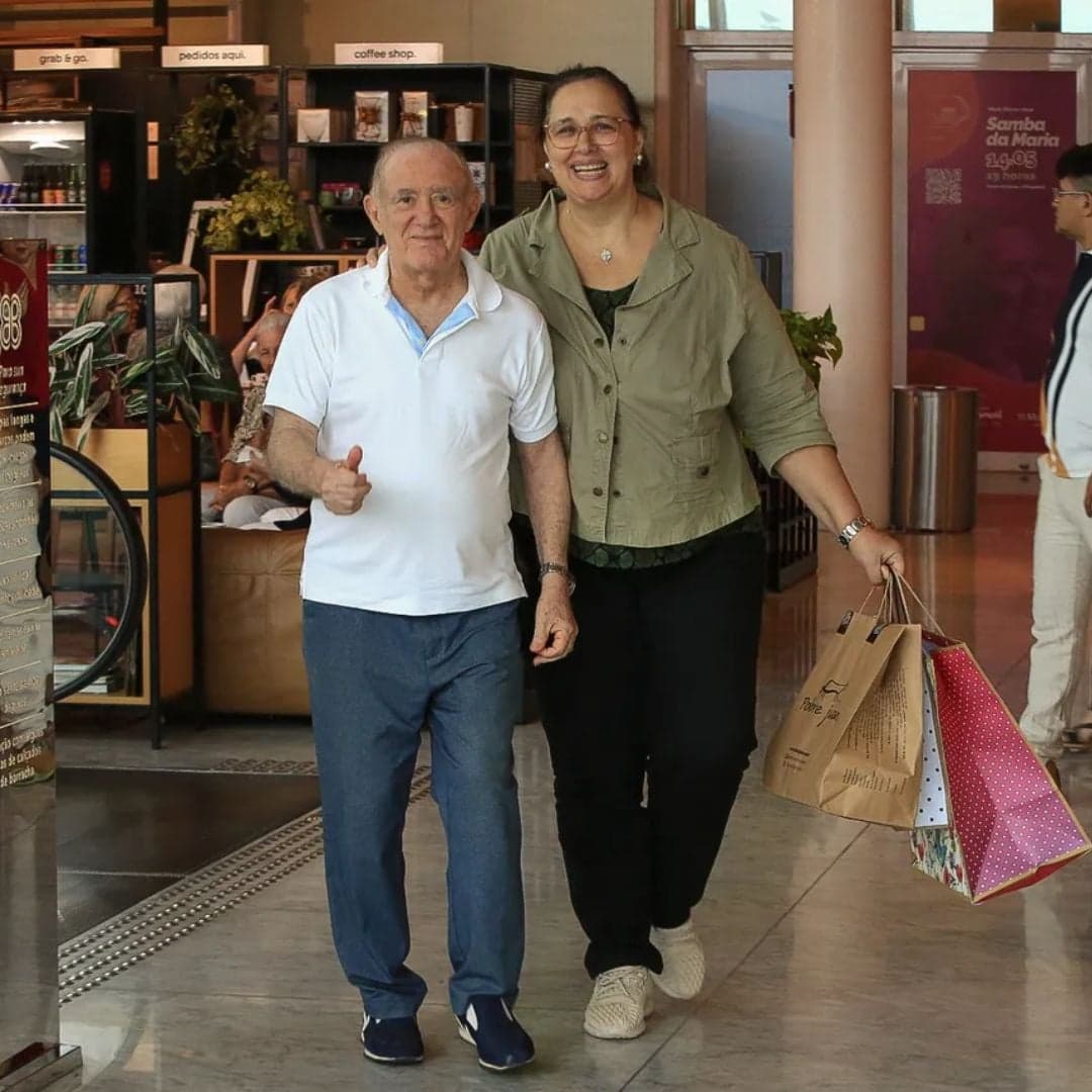 Renato Aragão ao lado de seu esposa Lílian no shopping do Rio de Janeiro (Foto: Edson Aipim/ AgNews) Renato Aragão ao lado de seu esposa Lílian no shopping do Rio de Janeiro (Foto: Edson Aipim/ AgNews)