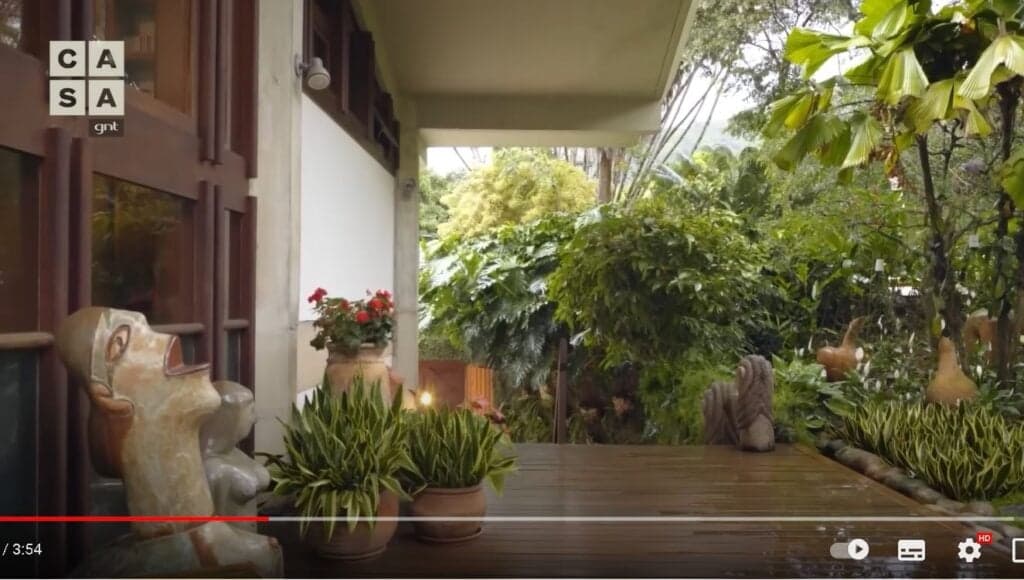 varanda da mansão de Marieta Severo no Rio de Janeiro - Foto Reprodução YouTube Casa GNT varanda da mansão de Marieta Severo no Rio de Janeiro - Foto Reprodução YouTube Casa GNT