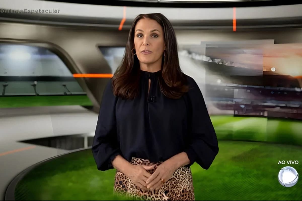 A apresentadora, Carolina Ferraz no “Domingo Espetacular” na Record, com cabeça e saia cortada pelo Chroma Key - Foto Reprodução Record A apresentadora, Carolina Ferraz no “Domingo Espetacular” na Record, com cabeça e saia cortada pelo Chroma Key - Foto Reprodução Record